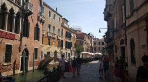 typische Gasse in Venedig
